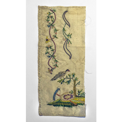 SLM 37889 - Del av silkesbroderi på vitt sidentyg, sannolikt från 1700-talets slut eller 1800-talets början