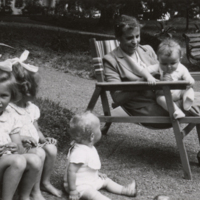 SLM P11-7155 - Jenny Qvist med barnbarn? på Tallbacken, juni 1940