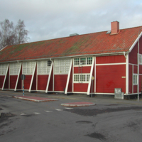 SLM D07-139 - Röda ladan, södra fasaden på Duveholmshallen i Katrineholm 2005