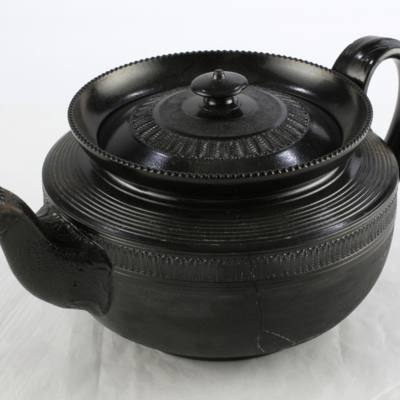 SLM 11492 - Tekanna av svart basaltliknande keramik, prydd med palmetter