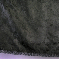 SLM 3196 - Schal, svart siden med jacquarvävt mönster, blommor, grov yllespets