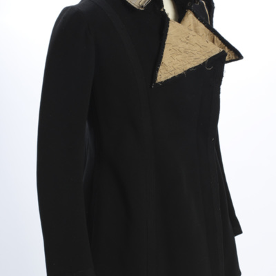SLM 23061 - Jacka av svart kläde, delvis uppsprättad