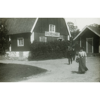 SLM DIA2022-0005 - Vid diversehandeln i Taxinge socken, 1900