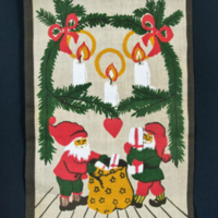 SLM 36989 - Julvepa av tryckt textil, motiv med jultomtar och julklappssäck