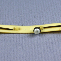 SLM 22710 1-3 - Nålar till skjortbröst, gulmetall med pärla