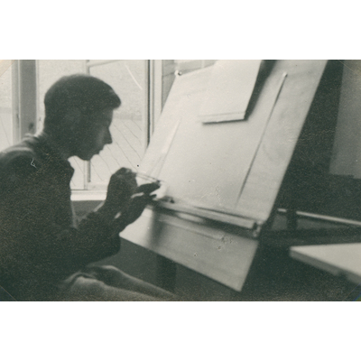 SLM P2018-0573 - Kurt vid sitt ritbord under studier år 1941