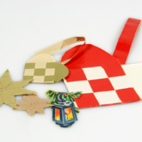 SLM 25947 12 - Två flätade pappershjärtan i olika färg, julgranspynt från Eskilstuna