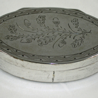 SLM 10741 - Graverad snusdosa av silver, tillverkad 1814 av Otto Magnus Krook, silversmed i Nyköping