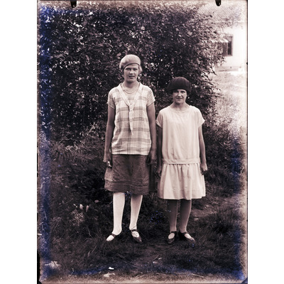 SLM X1830-78 - Porträtt på två unga kvinnor