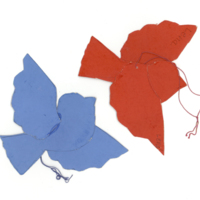 SLM 25947 27 - Julgranspynt, två duvor av papper, en röd och en blå