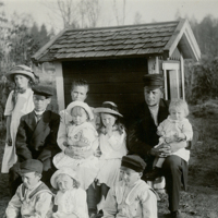 SLM P11-6736 - Alfred Eriksson med familj. Mörkhulta 1915