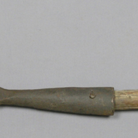 SLM 21090 - Grenkrok, grenkniv med långt träskaft, från Herräng i Dunkers socken
