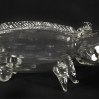 SLM 775 - Brännvinsflaska av glas i form av en gris, från Berga-Tuna i Tuna socken