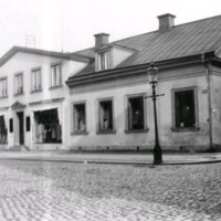 SLM M033698 - Klädaffär vid Stora Torget 2 Nyköping, senare restaurang Ambrosia, huset rivet i samband med att ett nytt stadshus uppfördes på 1960-talet