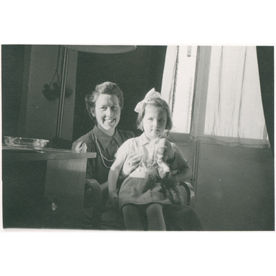 SLM P2018-0628 - Fru Buchman med dotter år 1944