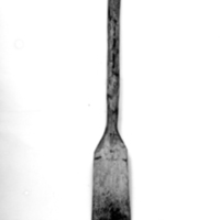 SLM 1249 - Degspade av trä, format som en åra, från Tunaberg