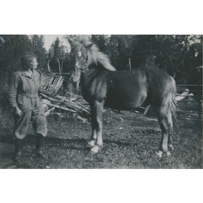 SLM P07-643 - Karin Hall och en häst, 1934