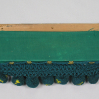 SLM 6293 - Vägghylla av trä kantad med textil, från Askö i Österåker