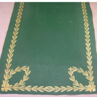 SLM 23049 - Skrivbordsduk av grön filt med gula silkesbroderier i plattsöm