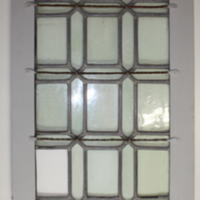SLM 334 1 - Fönster med blyinfattade rutor, från gården Berga, Helgarö, uppförd 1772