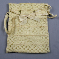SLM 12410 3 - Väska, påsmodell av cremefärgat kräppat siden klädd med silkesspets