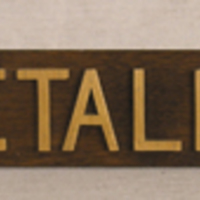 SLM 32618 - Rektangulär träskylt med figursågad text i lackat trä, märkt 