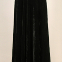 SLM 14125 1 - Hovdräkt av svart silkessammet från 1930-talet