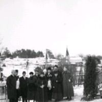 SLM M027872 - Sällskap på vinterpromenad, Oxelösund, tidigt 1900-tal