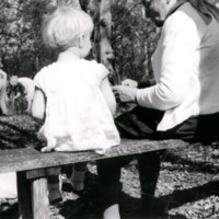 SLM M029622 - En äldre kvinna med ett barn på en bänk