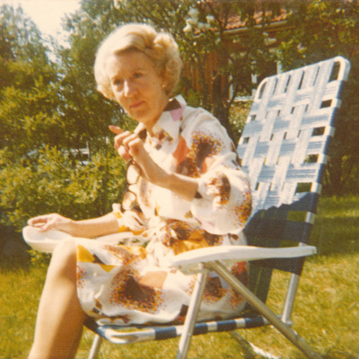 SLM P2015-683 - Karin Wohlin i trädgården på Hagberg, 1980-tal.