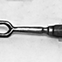 SLM 2228 1-5 - Fem gafflar med två klor, och fastnitade benskivor, möjligen 1600-tal