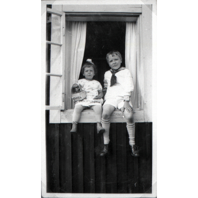 SLM S32-97-12 - Bertil Nyman och hans syster Britta vid familjens sommarnöje vid Dammgruvan, Nyköping omkring år 1927