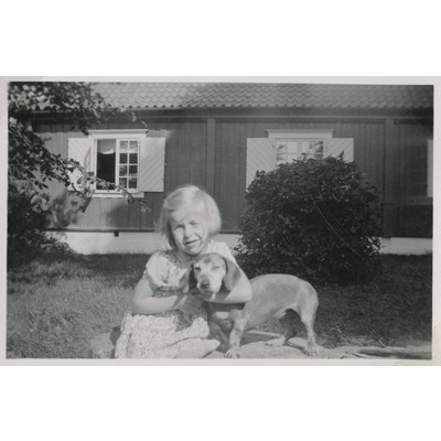 SLM P10-577 - Birgit och hunden Tossy, Måstena