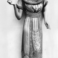 SLM P08-014 - Foto på porträtt av Maria Pavlovna med avbildad klänning år 1963