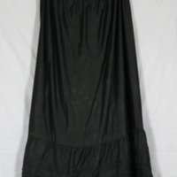 SLM 11675 3 - Underkjol av svart siden fodrad med beige bomull.
