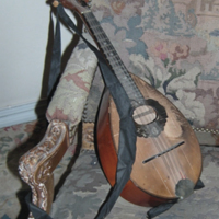 SLM 7141 - Mandolin av trä med päronformad resonanslåda