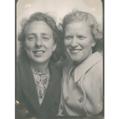 SLM P2019-0547 - Två glada väninnor, 1940-tal