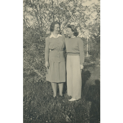 SLM P2022-0110 - Eivor Gemzell och Anna Eklöf, 1940-tal