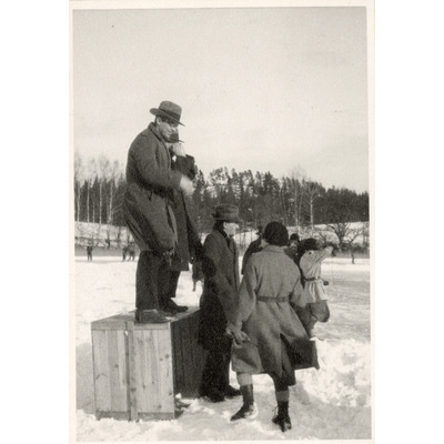 SLM P2020-0452 - Åskådare vid en bandymatch vid Solbacka Läroverk, 1933