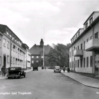 SLM M028586 - Vykort, Borgaregatan med tingshuset, Nyköping