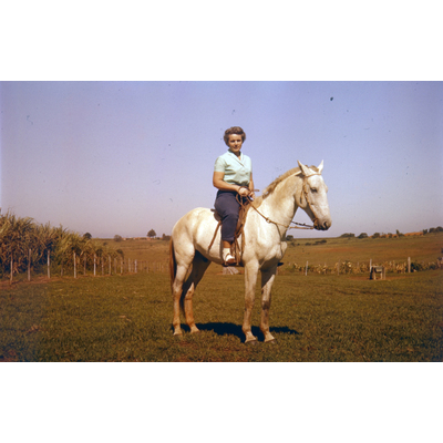 SLM LB2020-0012 - Kvinna på häst år 1946