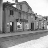SLM R2-88-6 - Västra Storgatan i Nyköping, Monark cykelaffär och Forsmans guldsmedsaffär 1942