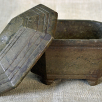 SLM 15434 - Åttkantig snusburk/tobaksburk av sten, med tillhörande lock