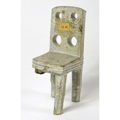 SLM 51331 - Miniatyr, stol skuren av täljsten, ett ben saknas