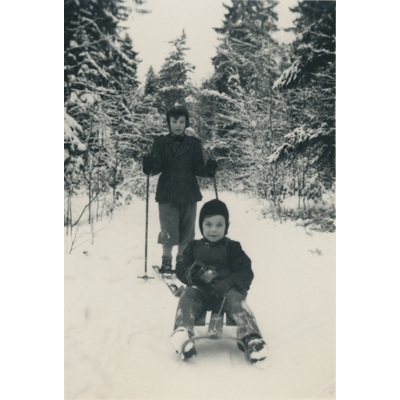 SLM P2022-1272 - Henrik Tandefelt på skidor och syster Marika på kälke
