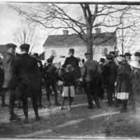 SLM P05-342 - Blåsorkester spelar utomhus, troligen i Nyköping, år 1918