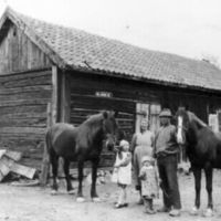 SLM R161-90-1 - Familjen Törnblom med hästar, Gården Kinger