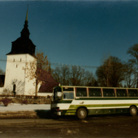 SLM SB13-076 - SLT turistbuss vid Vansö kyrka, 1980