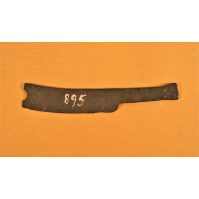 SLM 20895 - Rakkniv med kort skaft, lösfynd från gravfält vid Axnäs i Ärla socken