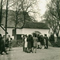 SLM A25-89 - Folksamling utanför Åkers kyrka